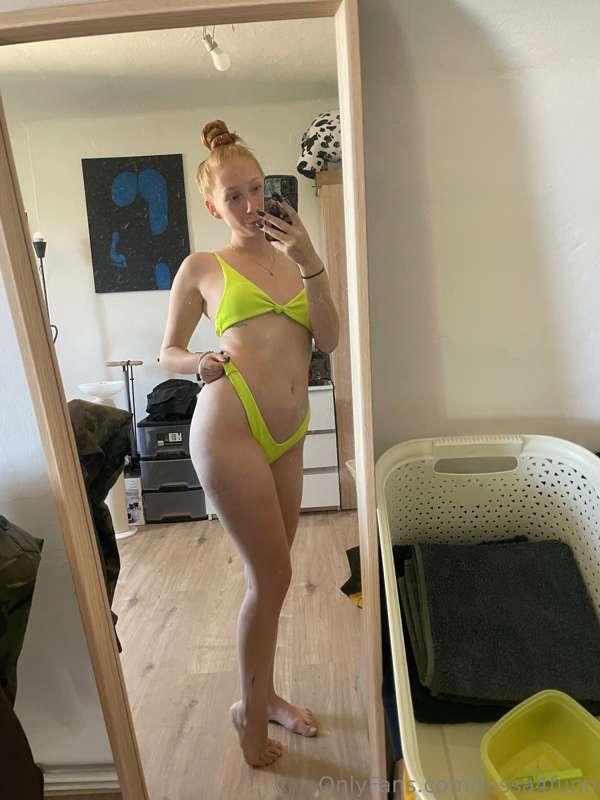 Do you wanna play with my tight little pussy ? 💦