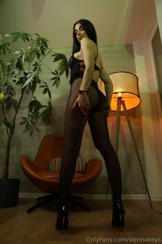 “Join me for an intimate look into my life.” 😈