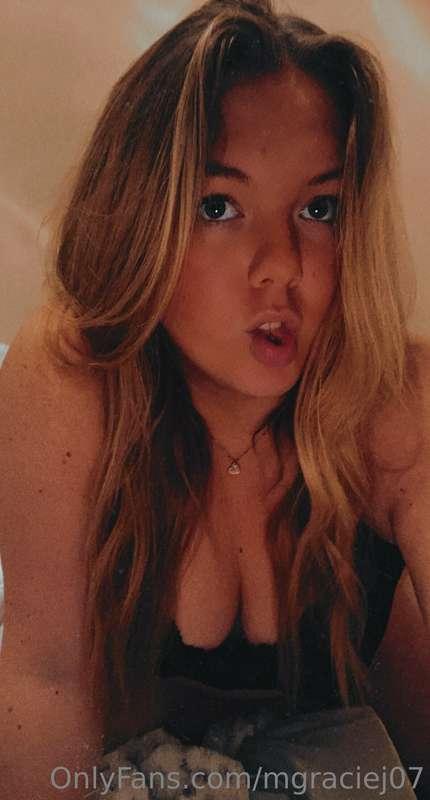 Leave a comment if you wanna see how wet I am 😈