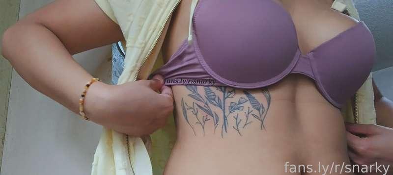 I love wearing this zip up with just a bra underneath. Perfect for when I wanna tease. 🤭
#gfe #tattoo #tummy #bra #outfit
