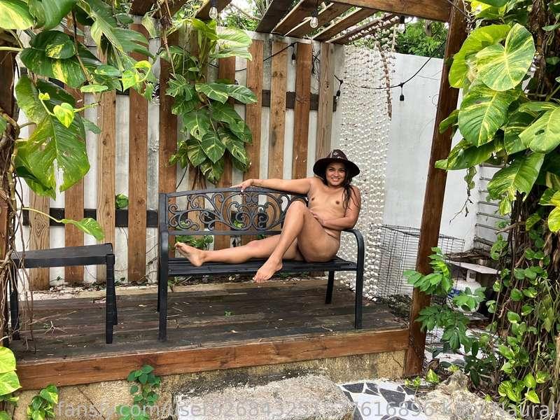 me gusta sentir el calor del sol en mi. cuerpo, el viento en mi piel. Estoy muy acostumbrada a estar desnuda, pero estar desnuda en lugares abiertos es muy diferente. Cuando hay gente cerca, gente que no no conozco. Me siento muy poderosa

I like to feel the warmth of the sun on my body, the wind on my skin. I'm very used to being naked, but being naked in open places is very different. When there are people around, people I don't know. I feel very powerful.