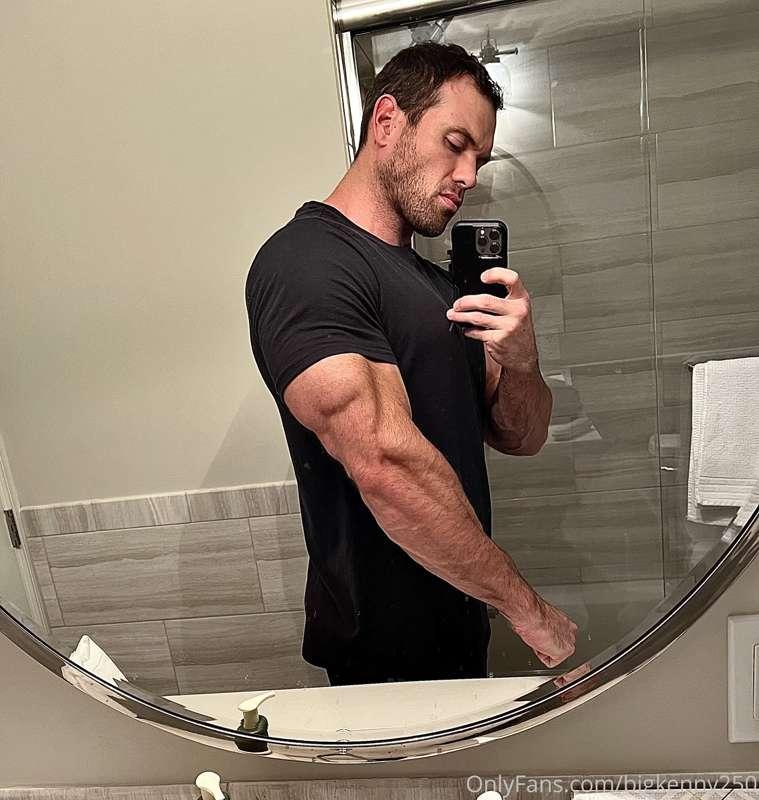 Happy holidays from the giant of your dreams 🤑💪🏼🦍