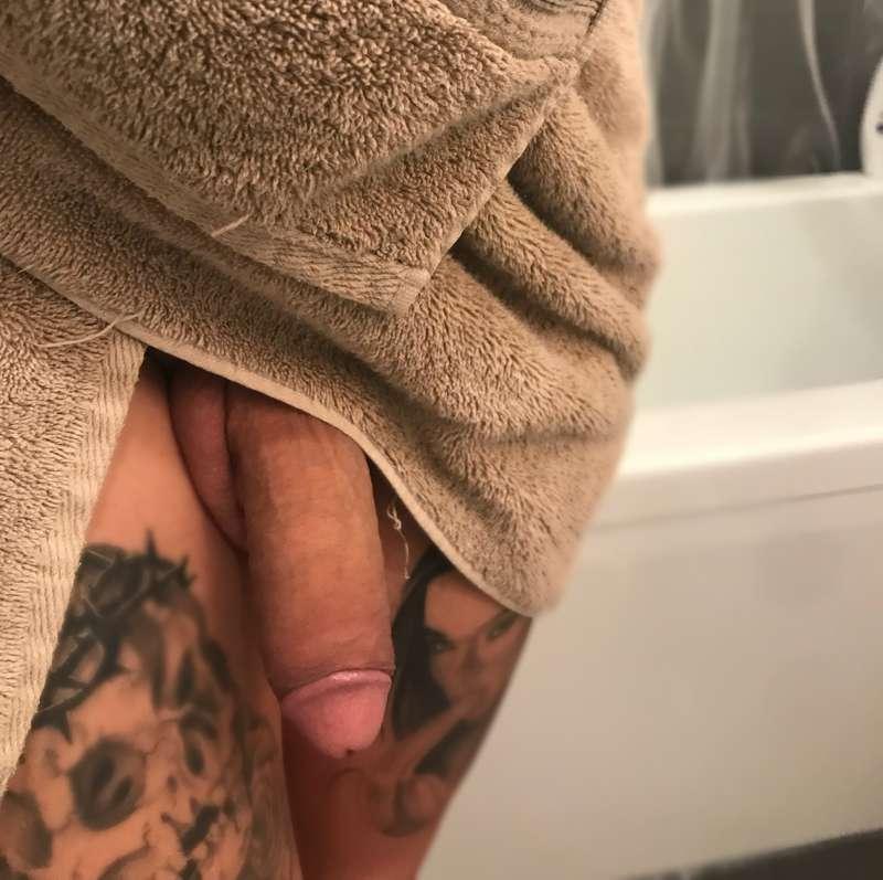 freshly out of the bath 😏🤤