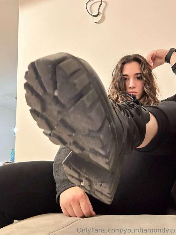 I just got back home, these shoes are so smelly😮‍💨, I sweat ..