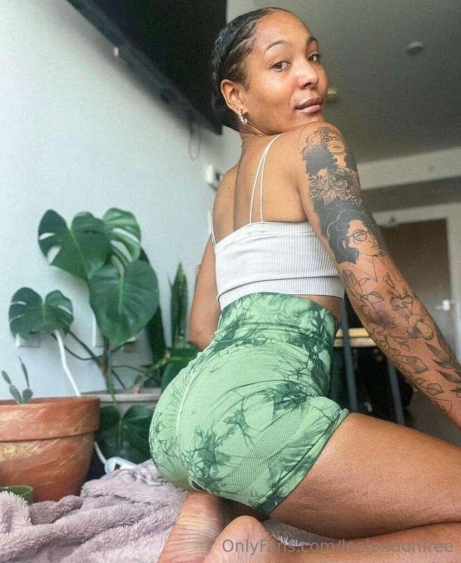 Rip my shorts and fuck me raw please! 😘