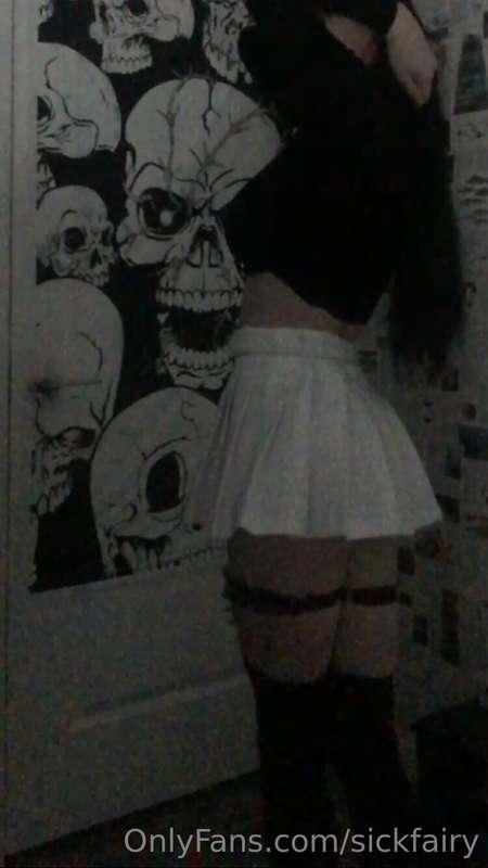 dm me too see what’s under my skirt 🫣 and tip me for an extr..