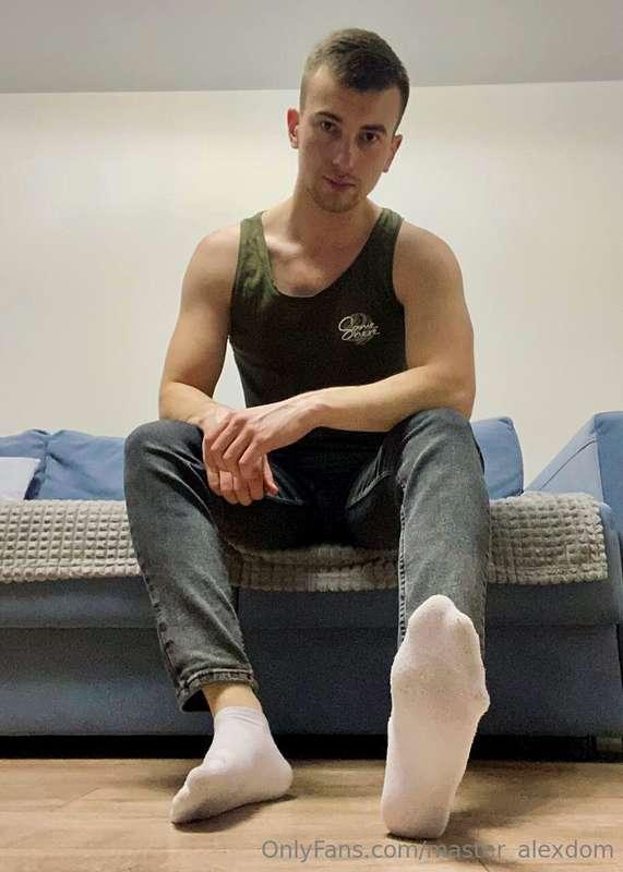 Hello my slaves and feet lovers. If you want a custom videos..
