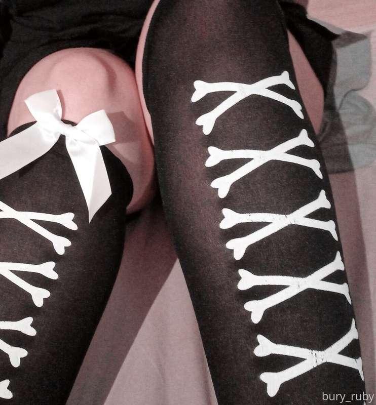 not much, just some thighs >:D 🖤