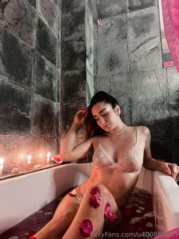 Would be nice to have good wine and company here. 😈🥵💦