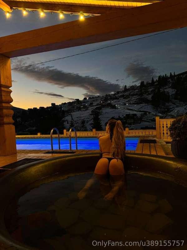 Do you like this ass? She's ready for anything for you 💞