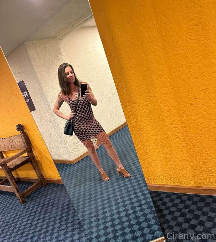 Ciren is at dinner with one of her lovers tonight.