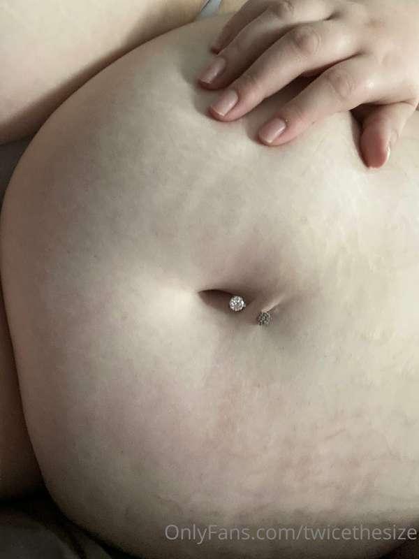 Up close with my beautiful big belly and cute belly button 🔥..