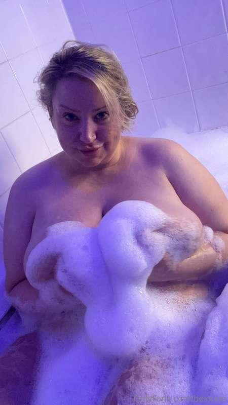 Can I be your escape from reality? 🫧 