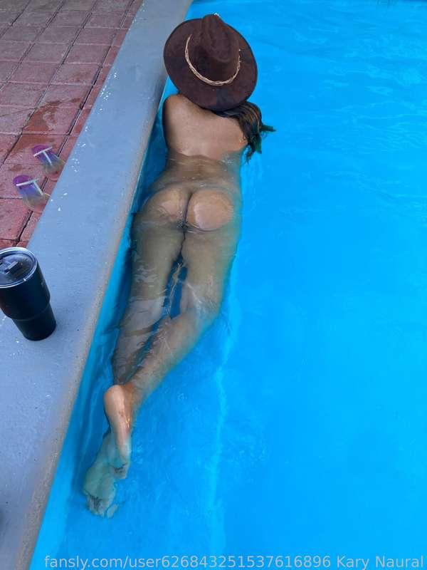 Pool party nudista