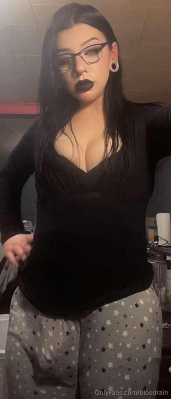 Just hanging out 😈🖤This was when I was getting ready to head..