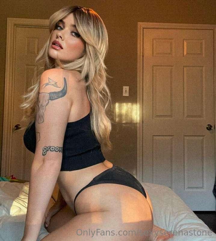 ## How does my butt look in these panties?😈
