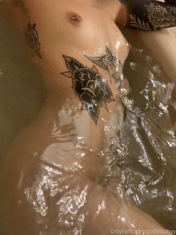 Purchase any vid in your Dms and receive a full spread photo..