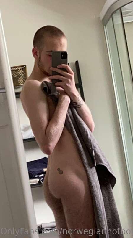 Did you know I’ve got a pineapple on my ass?👀