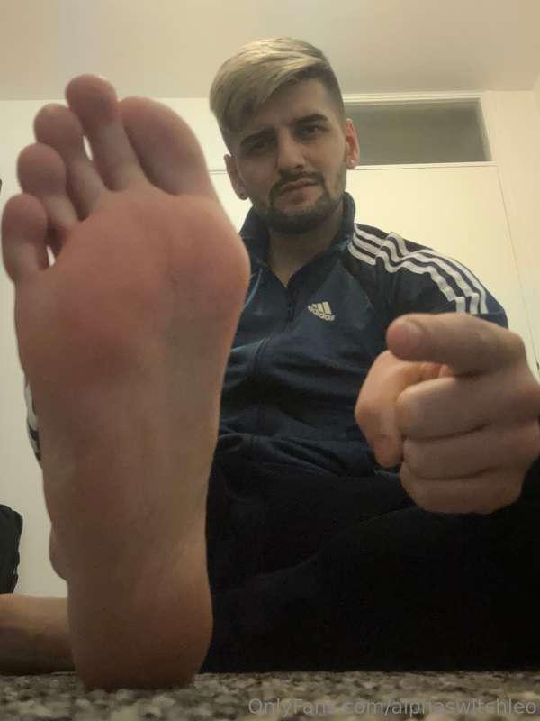 Time to clean my soles up nice and good boy, get them wet 😈😜..