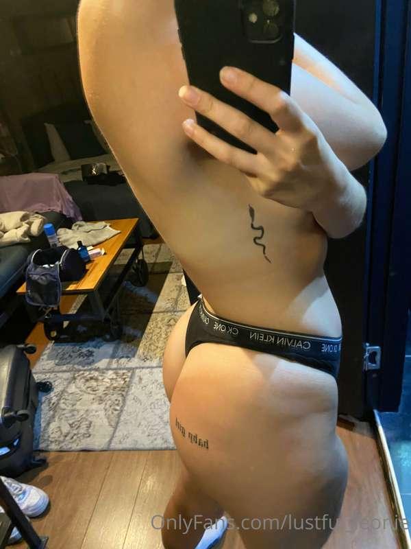 What is written on my ass?🥸 
Comment it down below 😁