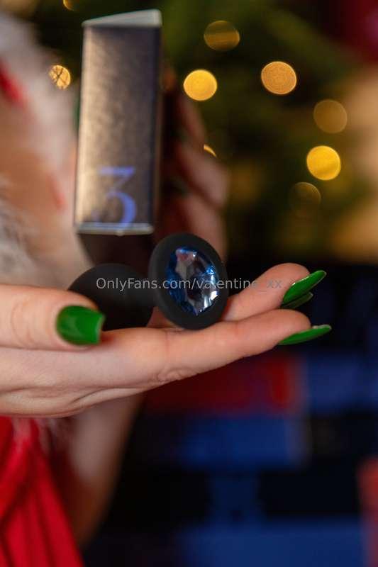 For today's box it's a pretty anal plug with a jewel 🤭 Watch..