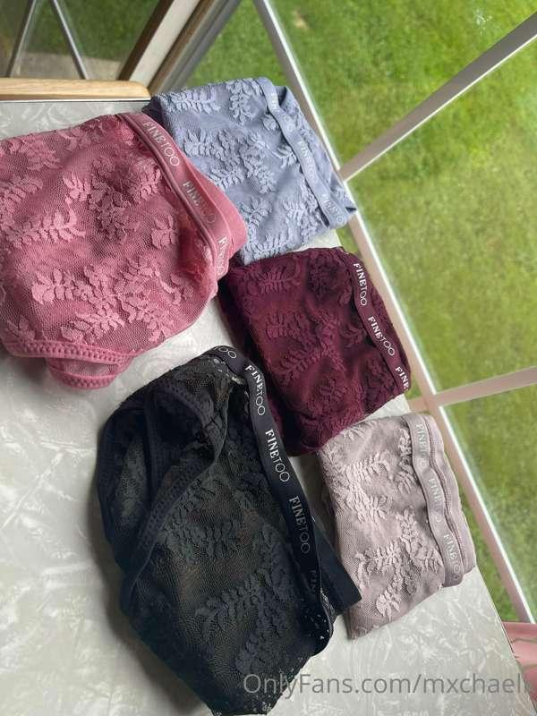 which color should i wear today? i put a poll on twitter!