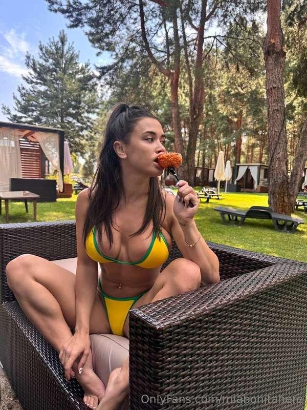 🌿 Summer, sun and delicious moments ☀️You don't need anythin..