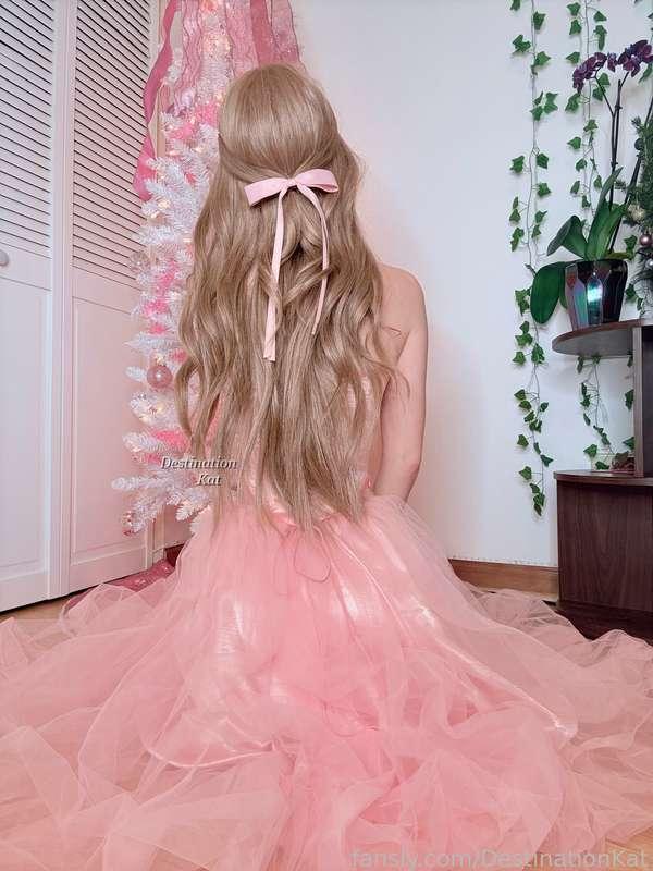 Help me lay the tree skirt under the tree!

Or I guess you could lay under my skirt instead 👀