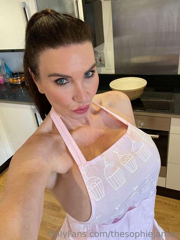 An apron is all you need to bake 😉