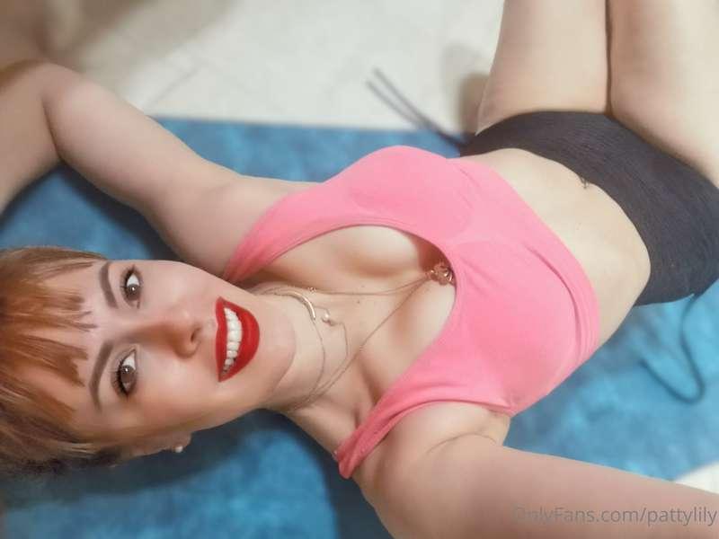 Yoga time before the show ❤️
It's so hot today 🥵🥵🥵