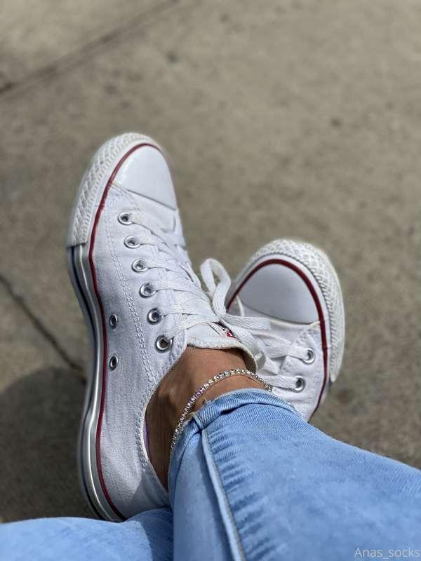 Converses vibes 👟 who wants to see my today’s socks? 🧦