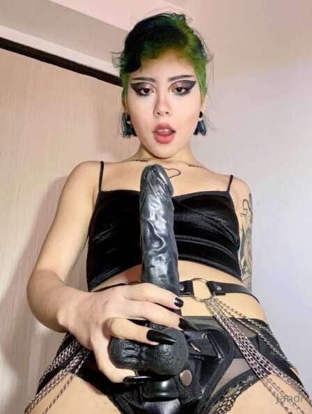 My plans 📋 for tonight are to find myself a new hand 🥵 slave..