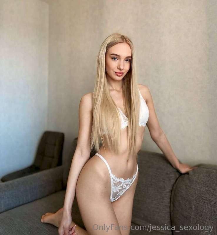 DO YOU WANT TO CUM?💦Subscribe to this angelic blonde @sofia_..