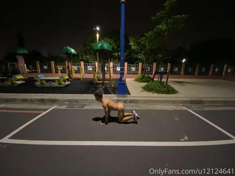 這是誰家的小狗🐶 快來帶走😝😝
