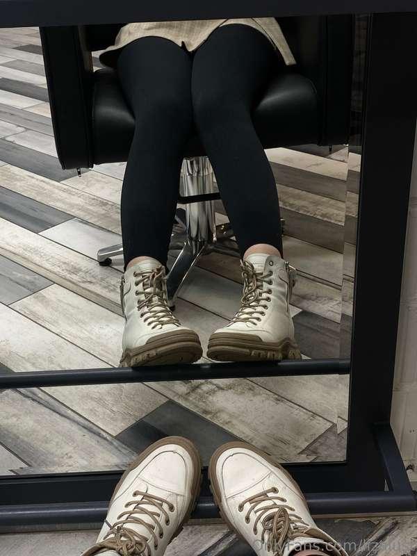 boots, socks or heels? 👠 🤭