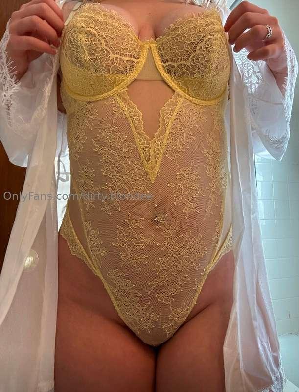 I think yellow is my favorite color of lingerie 🙈💛