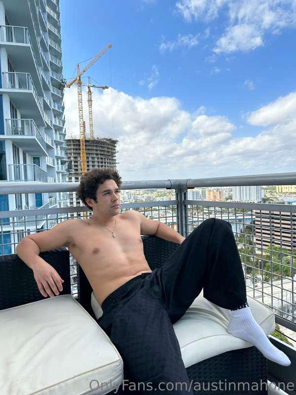 Vibing 😎 check your DMs for some new content
