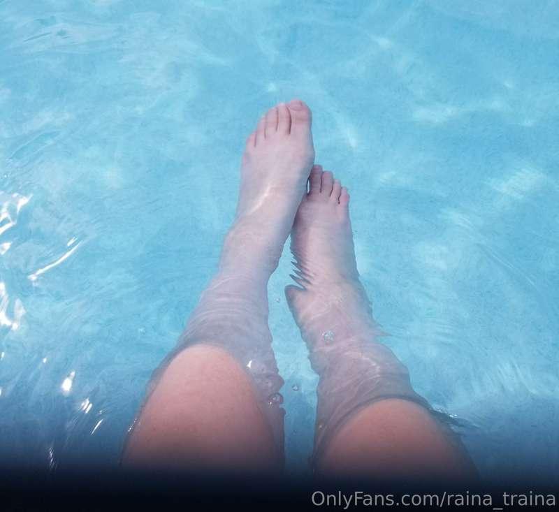 Idk some of you guys like feet. Buncha weirdos 💖