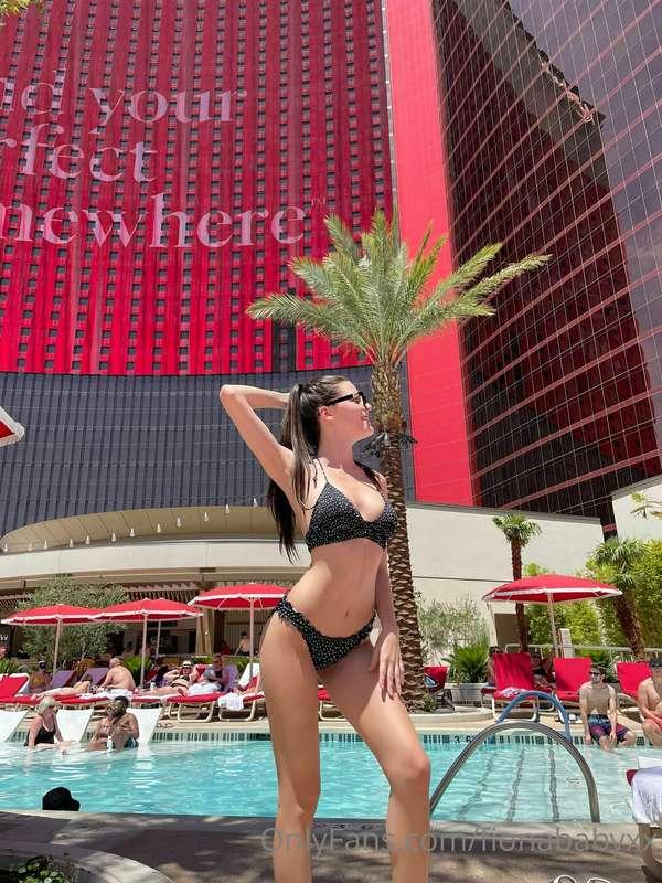 Beauty by the pool😍