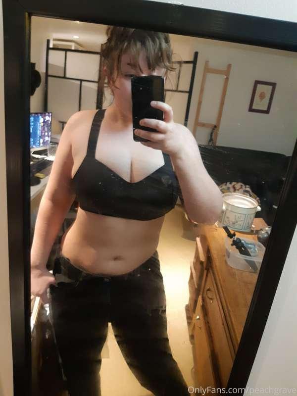 New sport bra~ i love working out so much, i feel like it re..