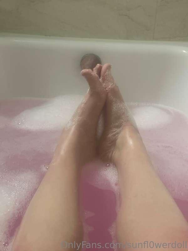 Bubble bath soapy feet 🫧
