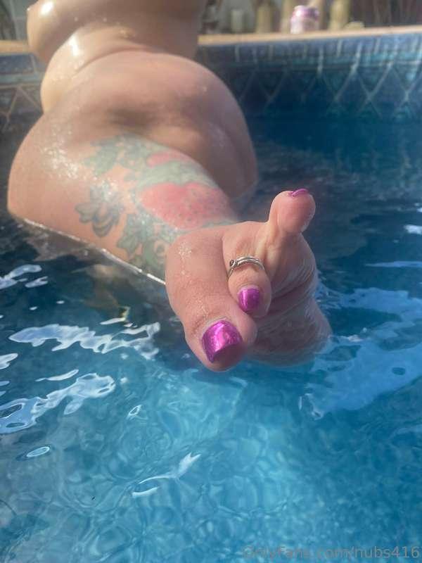Happy Foot Fetish Friday!! 👣 Ever seen such a cute pinky toe..