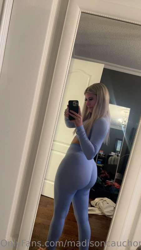 Do you like my new gym fit? I can give you a good work out😈
