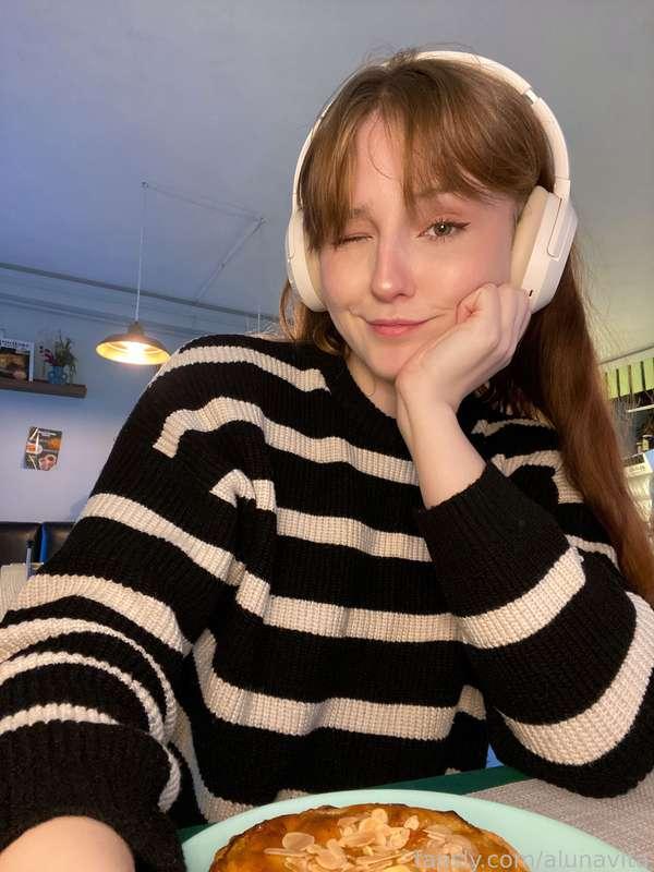 I have a favorite cafe near my house where they cook delicious food😋 Of course, they are no match for my cooking skills😎 But when I don't have time to cook, I go in there for a snack and grab my favorite salad and pie🥗🥧

Do you have any favorite dishes in cafes that you go to after work or on weekends?💫

#redhead #longhair #cutie #slim #young #pretty #lifestyle #life #blog #fyp
