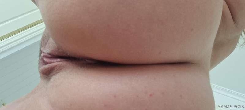 This crack is ripe for a tongue 👅