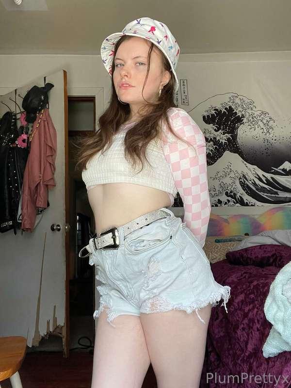 Are me and my Pussy pretty?? I love showing off for you 😝😝