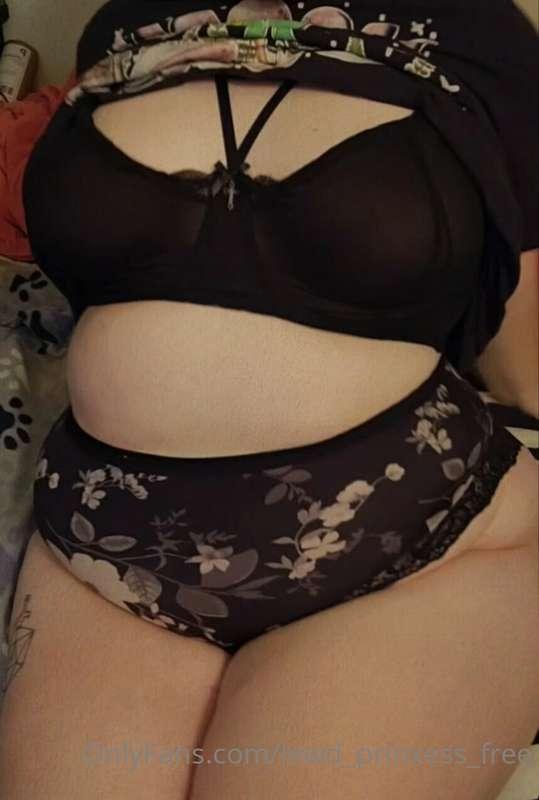 Hi my lovelies! 💖 I decided to make this a free account and ..