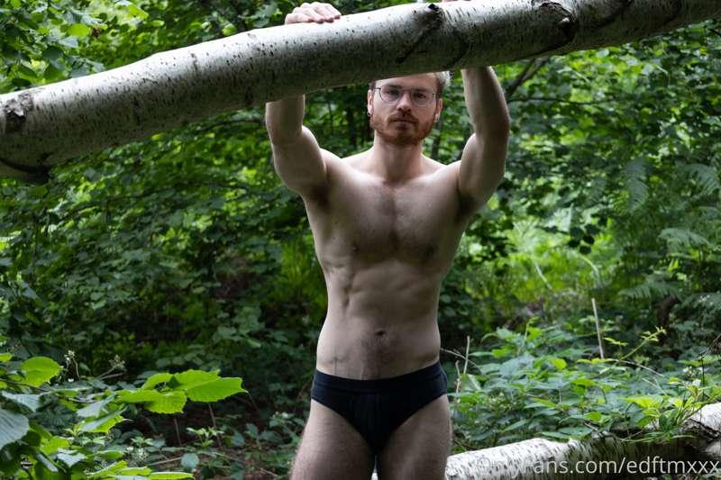 Last set of my photoshoot with @oliraptor 🌱🌲