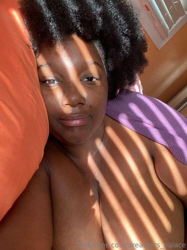 🫤Morning anyone else sleep naked ? 🤨 After this hurricane my..