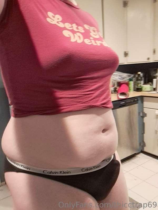 Hi lovelies 💜 Did you know I do custom content too? Hmu anyt..
